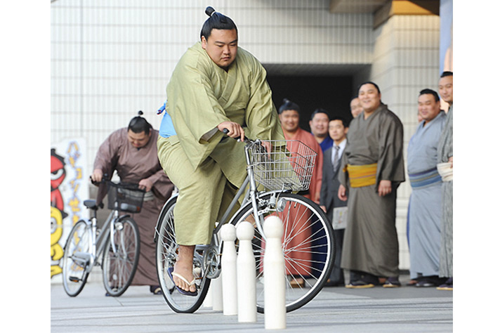 Naked cycle in tokyo